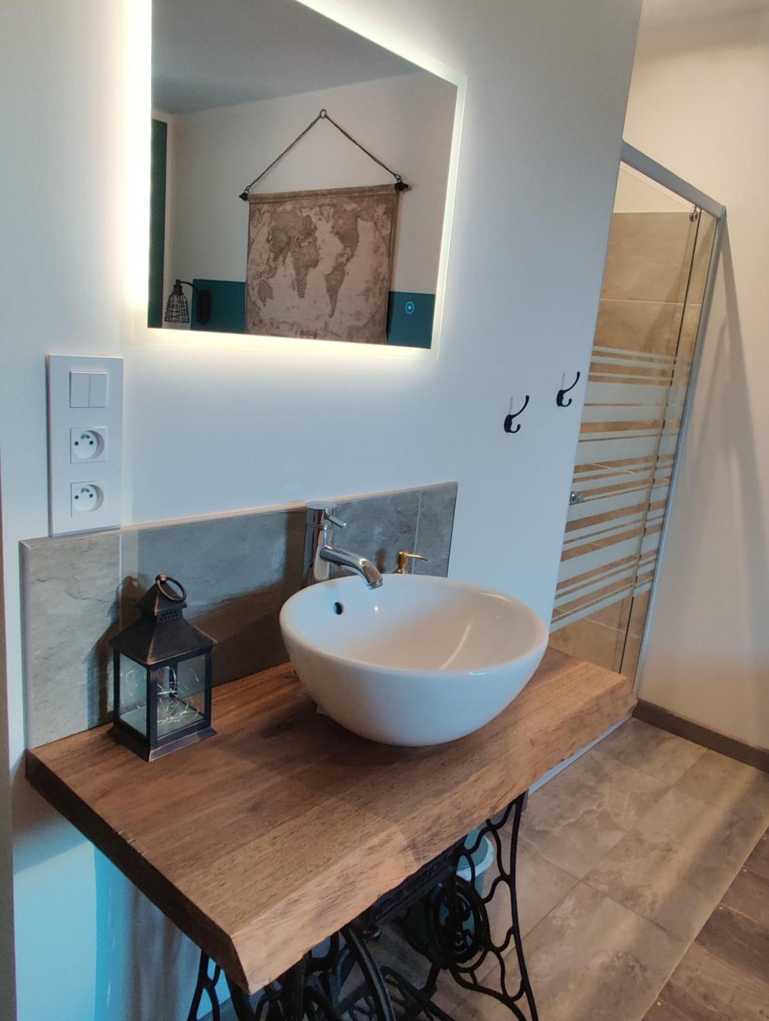 Hotel Au Coin Du Chemin Chambéry Habitación foto