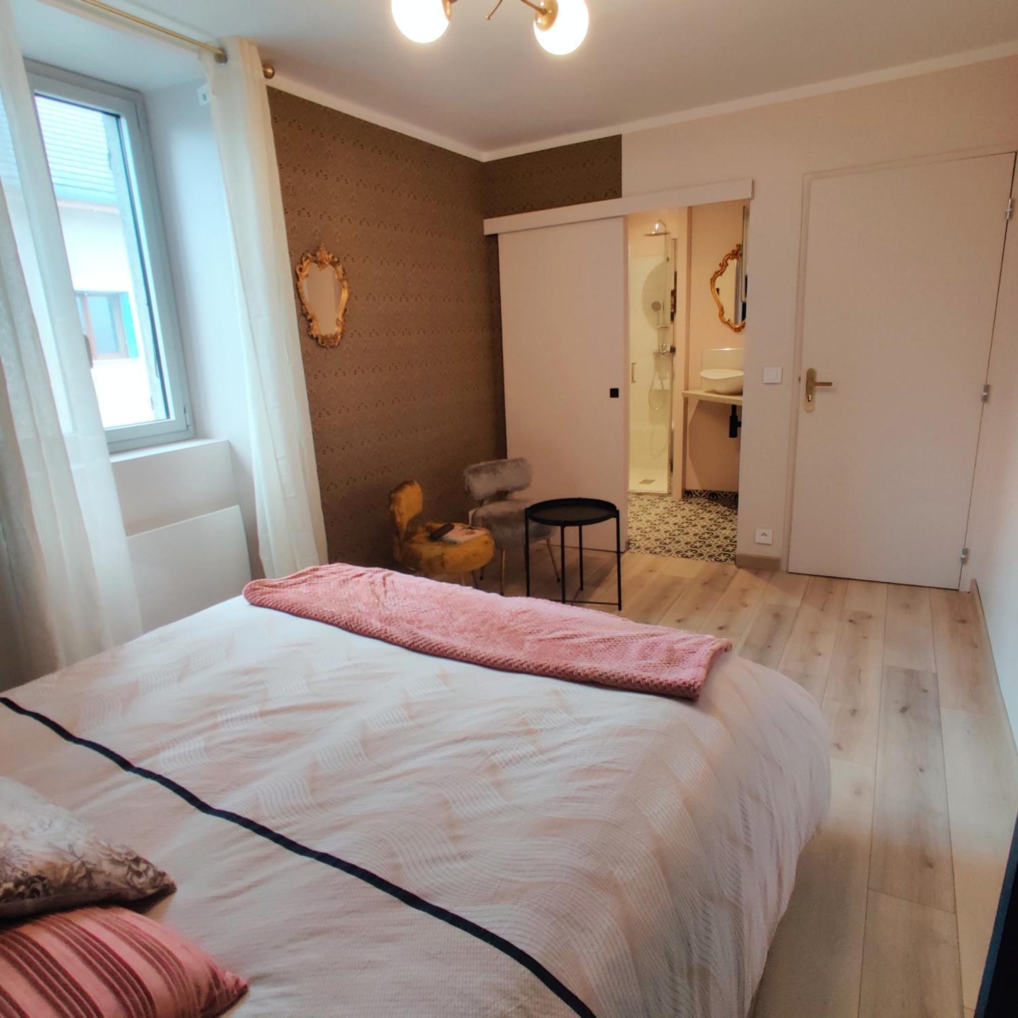 Hotel Au Coin Du Chemin Chambéry Habitación foto