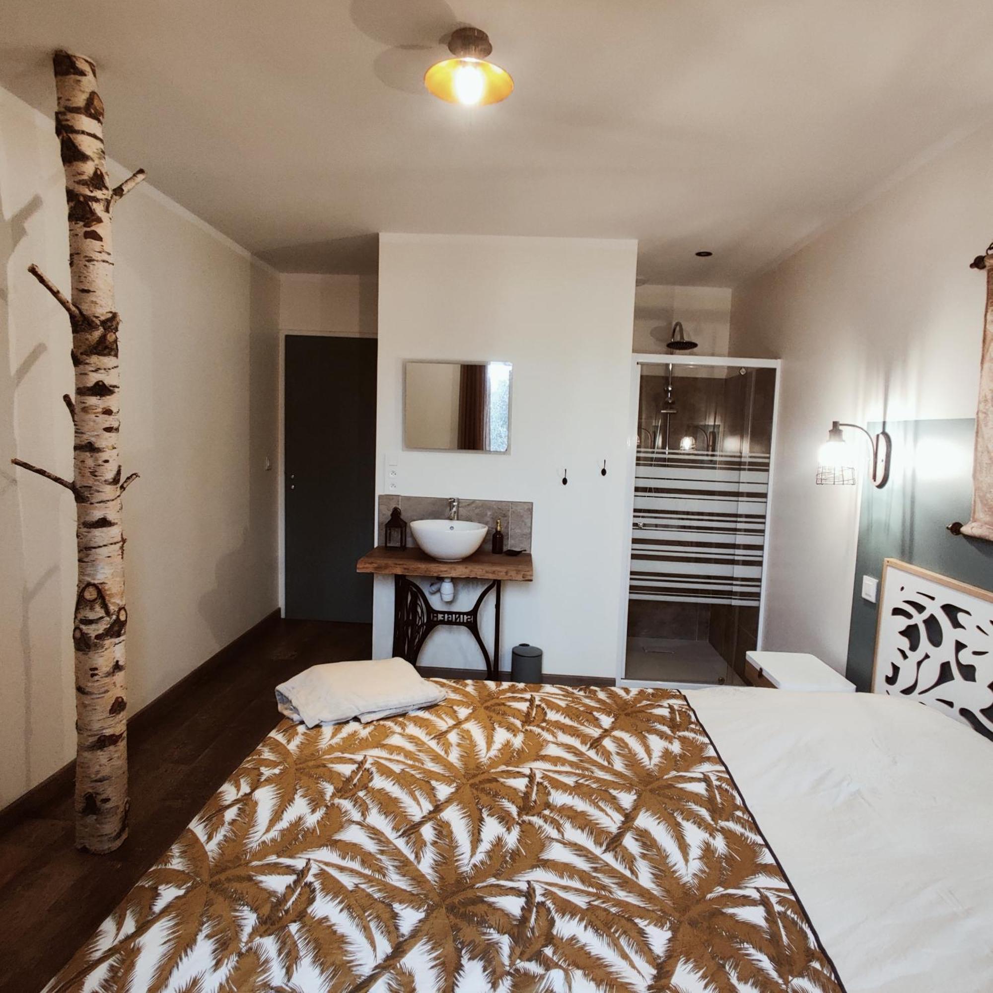 Hotel Au Coin Du Chemin Chambéry Habitación foto